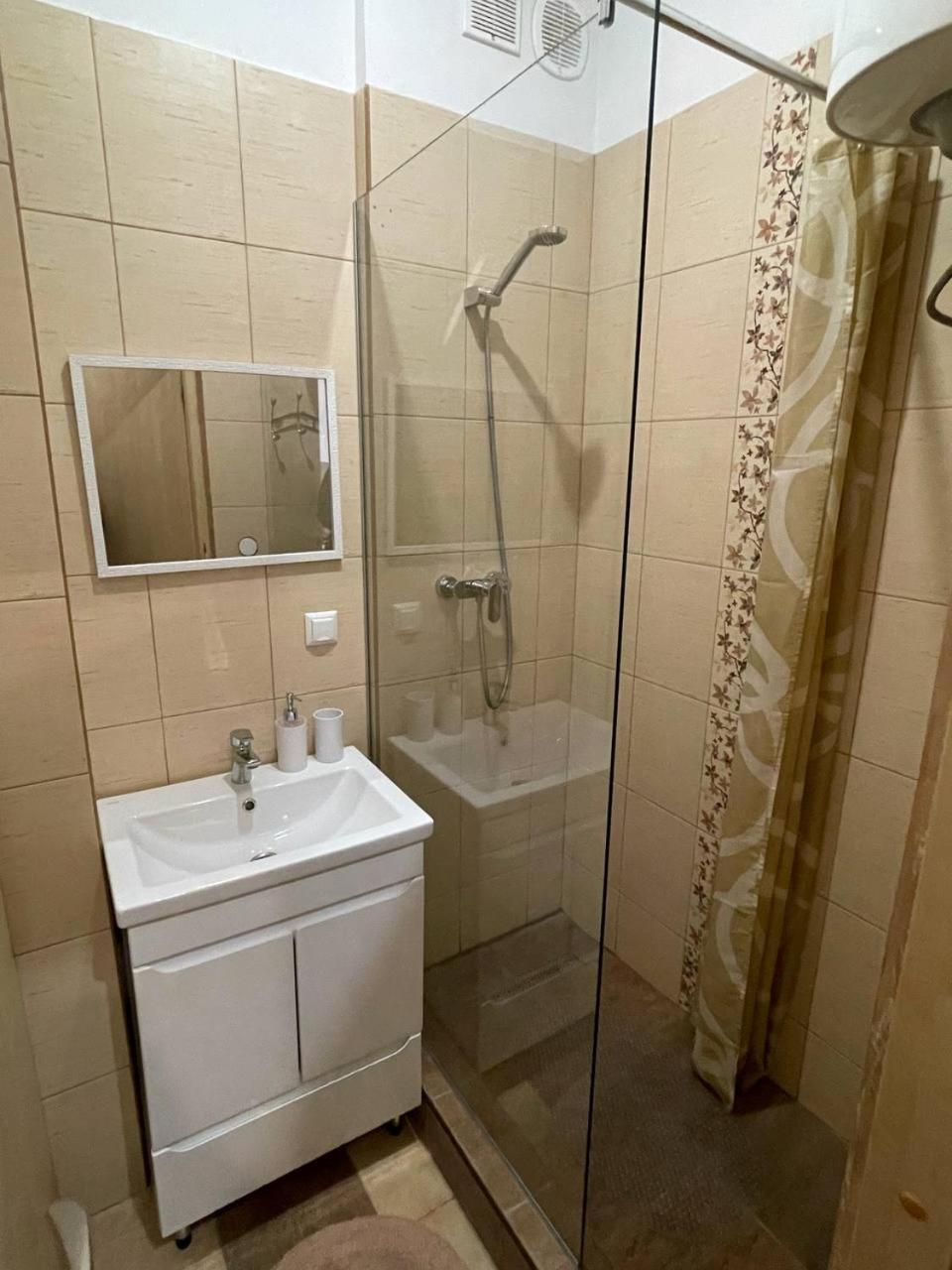 Apartaments Simsim Lviv Exteriör bild